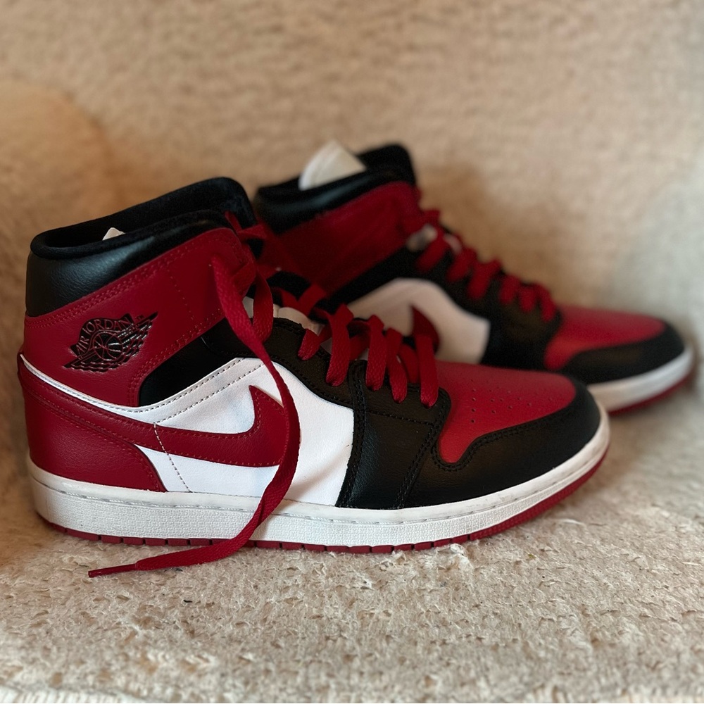 WMNS Air Jordan 1 Mid ‘Alternate Bred Toe’ Fits Wmns Size: 9, & Men’s Size: 7.5
